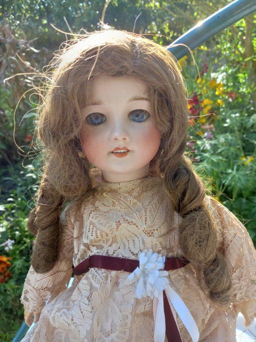 Jolie poupée porcelaine