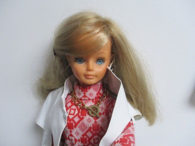 Superbe poupee cathie bella