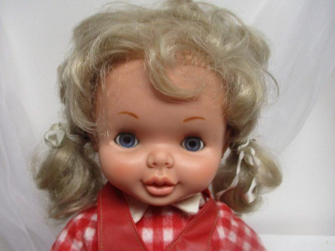 Poupee famosa marcheuse