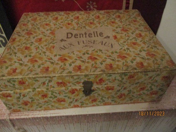 Boite a fuseaux avec carreau ancien